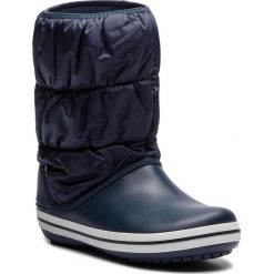 Śniegowce CROCS - Winter Puff Boot 14614 Navy/White. Niebieskie klapki damskie marki Crocs, bez wzorów, z tworzywa sztucznego, na niskim obcasie. W wyprzedaży za 199,00 zł.