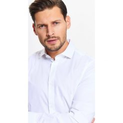 Koszula męska elegancka z kołnierzem typu spread o dopasowanym kroju. Białe koszule męskie na zimę, m, eleganckie. Za 89,99 zł.