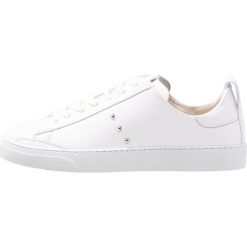 AllSaints JAX Sneakersy niskie white. Białe trampki i tenisówki damskie marki AllSaints, bez wzorów, ze skóry, bez zapięcia. Za 619,00 zł.