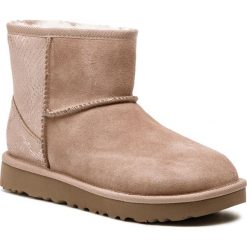 Buty UGG - W Classic Mini Metallic Snake 1101472 W/Rgl. Brązowe kozaki damskie Ugg, na imprezę, z wełny, bez obcasa, bez zapięcia. W wyprzedaży za 449,00 zł.