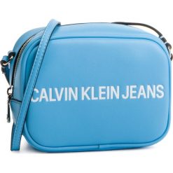 Torebka CALVIN KLEIN JEANS - Sculpted Logo Camera Bag K60K605247 445. Niebieskie listonoszki damskie marki Calvin Klein Jeans, bez wzorów, z jeansu, klasyczne, bez dodatków. Za 269,00 zł.