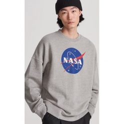Bluza NASA - Jasny szary. Szare bluzy męskie Reserved, s, bez wzorów, bez kołnierzyka, bez rękawów, bez kaptura. Za 119,99 zł.