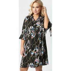 Czarna Sukienka Aglaolodia. Czarne sukienki damskie Born2be, xl, bez wzorów, bez kołnierzyka, bez rękawów, mini. W wyprzedaży za 64,99 zł.