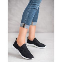 CZARNE TEKSTYLNE OBUWIE. Czarne trampki i tenisówki damskie producent niezdefiniowany, bez wzorów, bez zapięcia. Za 45,90 zł.