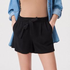 Szorty z wiązaniem w talii - Czarny. Czarne szorty damskie Sinsay, xl, bez wzorów. Za 49,99 zł.