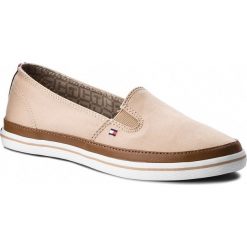 Tenisówki TOMMY HILFIGER - Iconic Kesha Slip On FW0FW01656 Desert Sand 932. Brązowe półbuty damskie TOMMY HILFIGER, bez wzorów, z gumy, bez zapięcia. Za 299,00 zł.