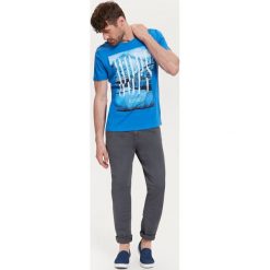 T-shirty męskie: T-SHIRT MĘSKI Z NADRUKIEM I PODWINIĘTYMI RĘKAWAMI