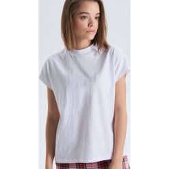 Koszulka o krótkim kroju - Biały. Białe t-shirty damskie marki Cropp, s. Za 29,99 zł.