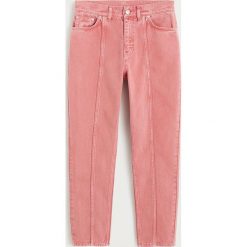 Mango - Jeansy Mom80. Różowe jeansy damskie Mango, z podwyższonym stanem. Za 139,90 zł.