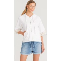 BLUZA Twinset. Białe bluzy damskie Twinset, s, w koronkowe wzory, z bawełny, krótkie. Za 445,00 zł.