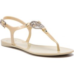 Sandały GUESS - Jacode FL6JAC RUB21 NUDE. Brązowe klapki damskie Guess, z aplikacjami, z tworzywa sztucznego, bez obcasa, na obcasie. W wyprzedaży za 209,00 zł.