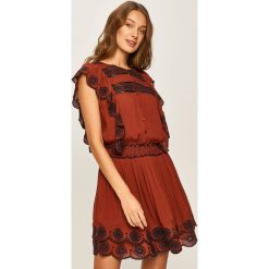 Pepe Jeans - Sukienka/tunika PL952505. Brązowe sukienki damskie Pepe Jeans, na co dzień, s, w koronkowe wzory, z wiskozy, casualowe, z okrągłym kołnierzem, z krótkim rękawem, krótkie, mini, rozkloszowane. W wyprzedaży za 219,90 zł.
