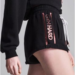 Sportowe szorty Gym Hard - Czarny. Czarne spodenki sportowe damskie marki Sinsay, s, sportowe. Za 49,99 zł.
