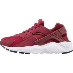 Nike Sportswear HUARACHE RUN Tenisówki i Trampki team red/white/black. Czerwone tenisówki męskie Nike Sportswear, z materiału. W wyprzedaży za 311,20 zł.