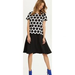 BLUZA NIEROZPINANA DAMSKA. Białe bluzy damskie Top Secret, w grochy, z dzianiny, z krótkim rękawem, krótkie, bez kaptura. W wyprzedaży za 39,99 zł.