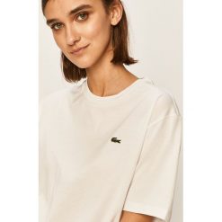 Lacoste - T-shirt. Białe bluzki damskie Lacoste, bez wzorów, z bawełny, casualowe, z okrągłym kołnierzem, z krótkim rękawem. W wyprzedaży za 199,90 zł.