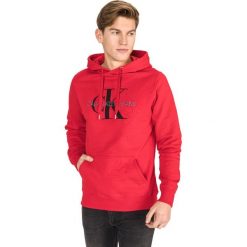 Calvin Klein Monogram Bluza Czerwony. Czerwone bluzy męskie Calvin Klein, m, z nadrukiem, z bawełny, bez kołnierzyka, bez rękawów, bez kaptura. Za 497,95 zł.