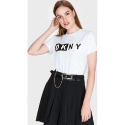 DKNY Koszulka Biały. Białe topy damskie DKNY, m, z nadrukiem, z elastanu, z krótkim rękawem. Za 195,95 zł.