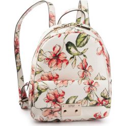 Plecak GUESS - Tiggy (SF) HWSF74 10320 FLR. Białe plecaki damskie Guess, z aplikacjami, eleganckie. W wyprzedaży za 399,00 zł.