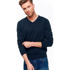SWETER MĘSKI W SEREK Z KONTRASTEM PRZY DEKOLCIE. Niebieskie golfy męskie marki Top Secret, xxl, z dzianiny, z dekoltem w serek. Za 79,99 zł.