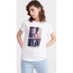 T-shirt Romeo i Julia - Biały. Białe t-shirty damskie Reserved, s, bez wzorów, bez kołnierzyka. Za 49,99 zł.