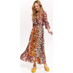 Sukienka maxi w kwiatowy wzór zdobiona falbaną. Pomarańczowe sukienki damskie Top Secret, na co dzień, na lato, z aplikacjami, z tkaniny, z dekoltem w serek, z długim rękawem, długie, maxi, kopertowe. W wyprzedaży za 89,99 zł.