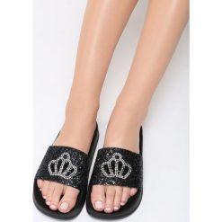 Czarne Klapki Honeycomb. Czarne chodaki damskie Born2be, z aplikacjami, na płaskiej podeszwie. Za 49,99 zł.