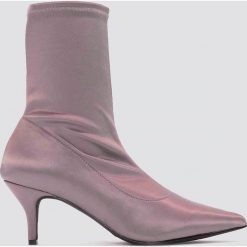 NA-KD Shoes Satynowe botki z miękką cholewką - Pink,Purple. Różowe botki damskie NA-KD Shoes, z satyny, na niskim obcasie, na obcasie, bez zapięcia. W wyprzedaży za 81,18 zł.
