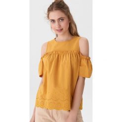 Bluzka off shoulder z haftem - Żółty. Żółte bluzki damskie House, s, z haftami, bez kołnierzyka, bez rękawów. W wyprzedaży za 39,99 zł.