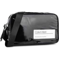 Torebka CALVIN KLEIN - Bind Camerabag K60K605328 001. Czarne listonoszki damskie Calvin Klein, bez wzorów, z materiału, bez dodatków. Za 299,00 zł.