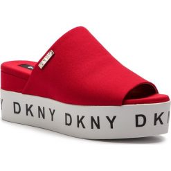 Klapki DKNY - Carli K4876666 Crepe Rouge. Czerwone klapki damskie DKNY, bez wzorów, z tworzywa sztucznego, bez obcasa, na obcasie. Za 479,00 zł.