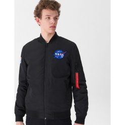 Kurtka bomber NASA - Czarny. Czarne kurtki męskie marki House, s, bez wzorów, bez kaptura. Za 189,99 zł.
