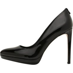 Calvin Klein SAMEERA PATENT Szpilki black. Czarne szpilki Calvin Klein, z materiału. Za 769,00 zł.
