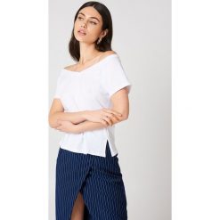 T-shirty damskie: Josefin Ekström for NA-KD T-shirt z odkrytymi ramionami – White