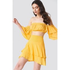 Linn Ahlborg x NA-KD Spódnica z krepy - Yellow. Żółte spódniczki damskie marki Linn Ahlborg x NA-KD, bez wzorów, z podwyższonym stanem. W wyprzedaży za 60,97 zł.