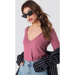 NA-KD Trend Sweter z dekoltem V - Pink. Różowe bez kategorii NA-KD Trend, z dzianiny, dekolt w kształcie v. Za 100,95 zł.