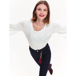 BLUZKA W KWIATY Z FALBANĄ. Białe bluzki damskie Top Secret, z nadrukiem, z dzianiny, z falbankami, z krótkim rękawem. W wyprzedaży za 29,99 zł.