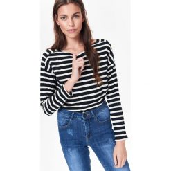 Nierozpinana bluza damska w paski. Czarne bluzy damskie na zimę, w paski, z dzianiny. W wyprzedaży za 29,99 zł.