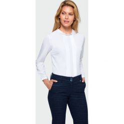 Elegancka bluzka z falbanką przy dekolcie. Bluzki damskie Greenpoint, z poliesteru, eleganckie. Za 59,99 zł.