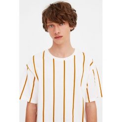 Biała koszulka z piki w pionowe paski. Białe koszulki męskie Pull&Bear, m, w paski, bez kołnierzyka, z krótkim rękawem, krótkie. Za 59,90 zł.
