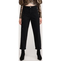 Jeansy mom z aplikacją - Czarny. Czarne jeansy damskie Reserved. Za 139,99 zł.