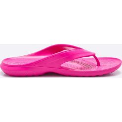 Crocs - Japonki. Różowe klapki damskie Crocs, bez wzorów, z materiału, bez obcasa, na obcasie. W wyprzedaży za 69,90 zł.