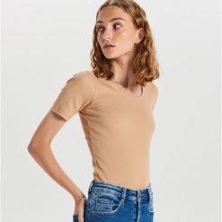 Gładka koszulka slim fit - Beżowy. Brązowe koszulki damskie Cropp, s, bez wzorów, bez kołnierzyka, bez rękawów. Za 29,99 zł.