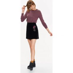 Mini spódniczka damska z haftem, welurowa. Czarne spódniczki damskie TROLL, na co dzień, na zimę, s, z haftami, z tkaniny, eleganckie, mini, trapezowe. W wyprzedaży za 29,99 zł.