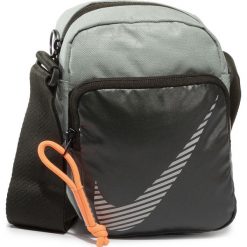 Saszetka NIKE - BA6060 355 Zielony. Zielone torby męskie skórzane Nike, bez wzorów, z materiału, młodzieżowe. Za 109,00 zł.