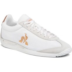 Sneakersy LE COQ SPORTIF - Quartz W 2010330 Optical White/Rose Gold. Białe półbuty damskie le coq sportif, na co dzień, bez wzorów, z zamszu, bez obcasa, na płaskiej podeszwie, bez zapięcia. Za 349,00 zł.