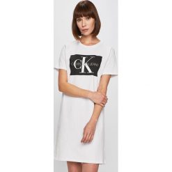 Calvin Klein Jeans - Sukienka. Różowe sukienki damskie marki Calvin Klein Jeans, na co dzień, s, z nadrukiem, z bawełny, casualowe, z okrągłym kołnierzem, z krótkim rękawem, krótkie, mini, proste. Za 299,90 zł.
