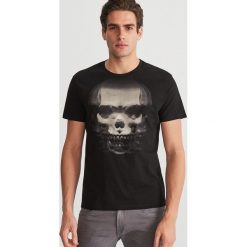 T-shirt z nadrukiem - Czarny. Czarne t-shirty chłopięce marki Reserved, s, z nadrukiem. Za 29,99 zł.