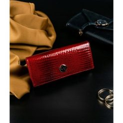 Ekskluzywny skórzany portfel damski czerwony Cavaldi H27-1 - Czerwony. Czerwone portfele damskie 4U Cavaldi, bez wzorów, ze skóry. Za 69,99 zł.