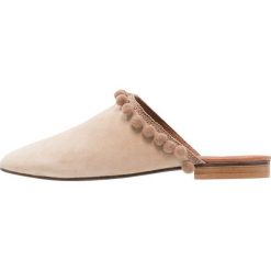 ALOHAS ALEX Klapki camel. Szare crocsy damskie marki Peter Kaiser, z materiału. Za 399,00 zł.
